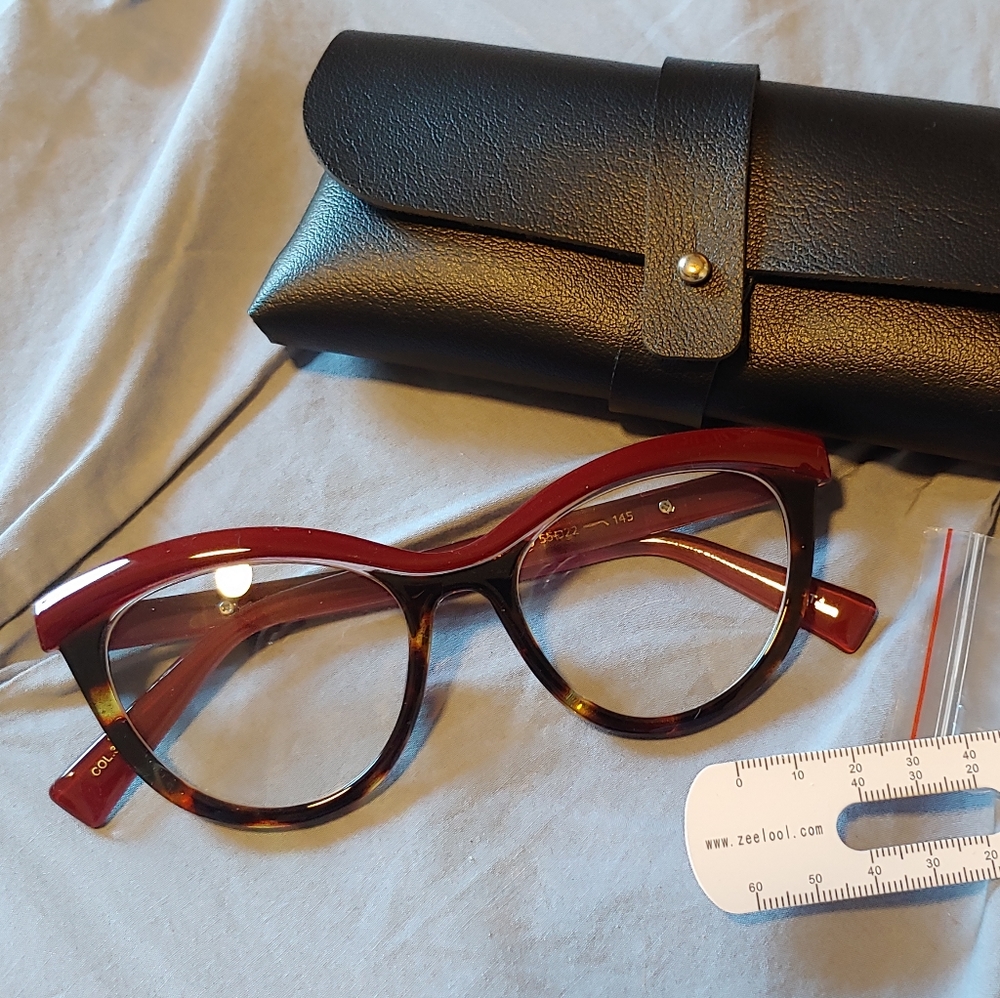 NWOT: Acrylic eye cat glasses